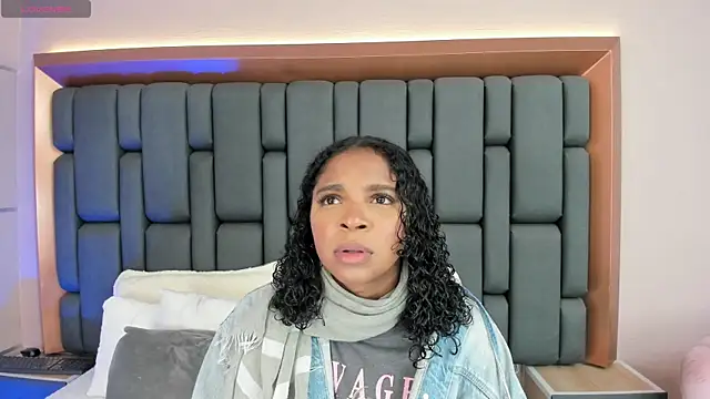 Snapshot of LisaMendez chatting on October 2025 04:00:02 AM LisaMendez online show from October 2025 04:00:02 AM