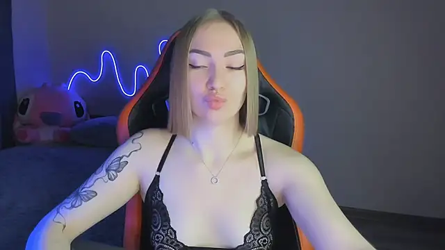 Snapshot of LaraKrein_lk chatting on November 2025 03:12:01 PM LaraKrein lk online show from November 2025 03:12:01 PM