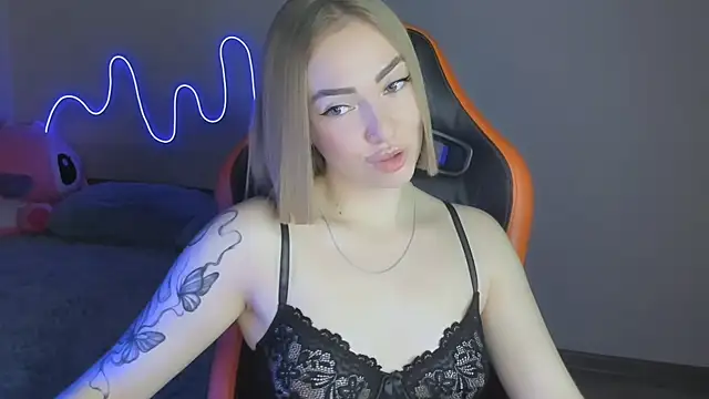 Snapshot of LaraKrein_lk chatting on November 2025 03:22:02 PM LaraKrein lk online show from November 2025 03:22:02 PM