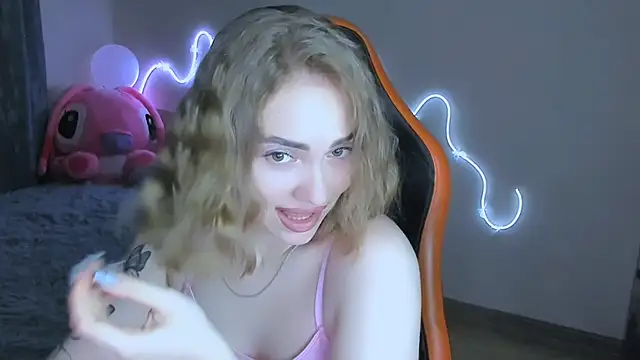 Snapshot of LaraKrein_lk chatting on February 2026 03:19:01 PM LaraKrein lk online show from February 2026 03:19:01 PM