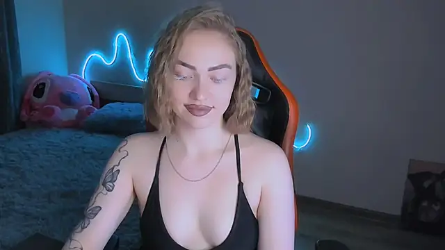 Snapshot of LaraKrein_lk chatting on April 2026 04:08:01 PM LaraKrein lk online show from April 2026 04:08:01 PM