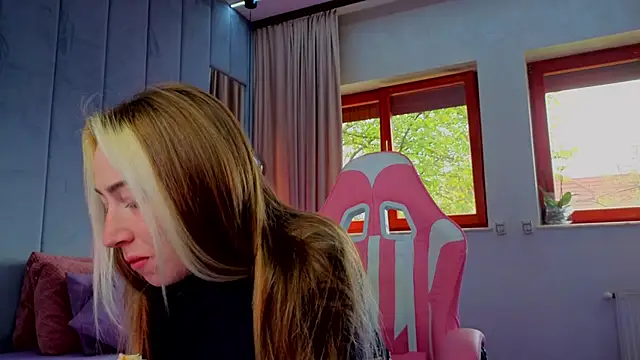 Reina Cummings online show from October 2025 07:03:02 AM