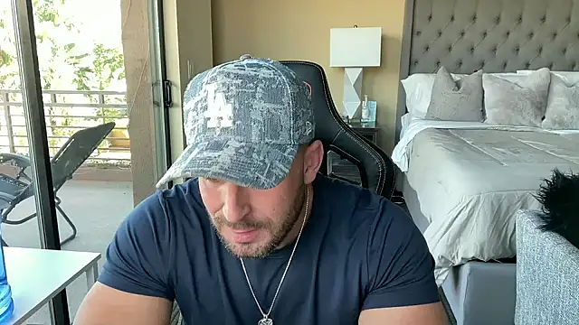 brettmycles28 online show from October 2025 10:22:01 PM