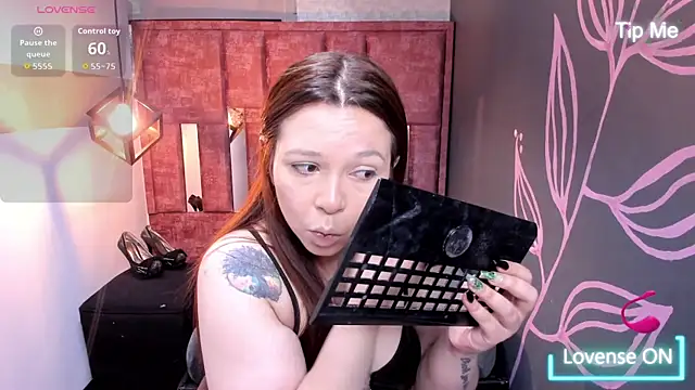 Snapshot of Isa_Thompson__ chatting on October 2025 12:03:01 PM Isa Thompson online show from October 2025 12:03:01 PM