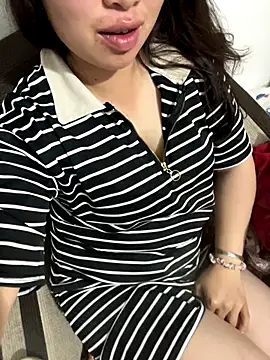 Nhung584 online show from October 2025 01:13:01 PM