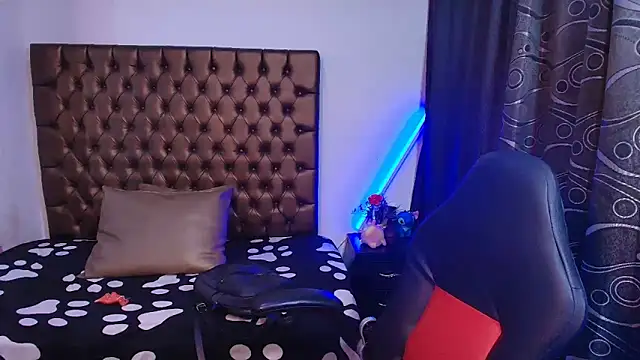 lailahdark online show from April 2026 08:28:02 PM