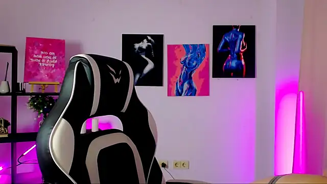 Charlotte Colinss online show from November 2025 04:23:02 AM