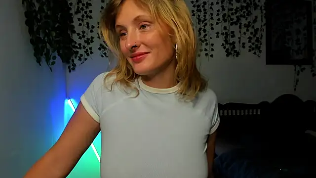 Ariana Spring online show from October 2025 03:40:02 PM