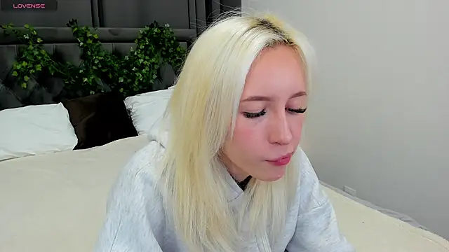 Snapshot of cute_luucy chatting on November 2025 01:44:01 AM cute luucy online show from November 2025 01:44:01 AM