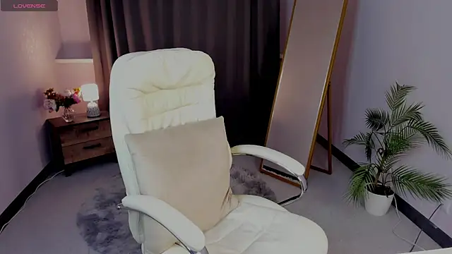 Snapshot of cute_luucy chatting on February 2026 04:11:01 AM cute luucy online show from February 2026 04:11:01 AM