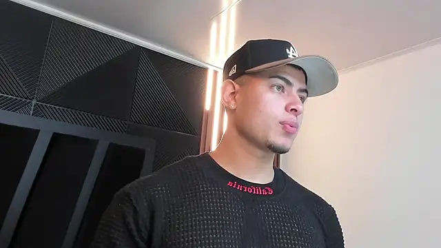 Snapshot of marco_garciia_ chatting on October 2025 11:12:02 PM marco garciia online show from October 2025 11:12:02 PM