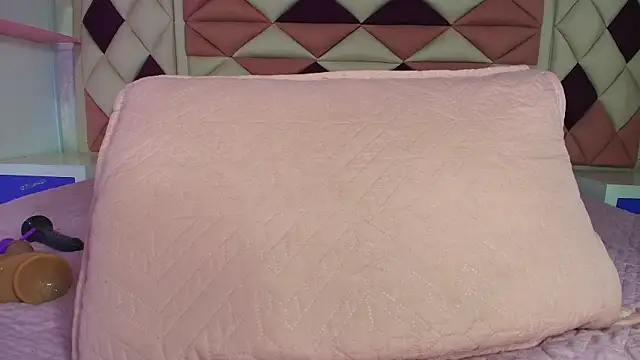 Snapshot of valecastro_ chatting on October 2025 07:11:01 PM valecastro  online show from October 2025 07:11:01 PM