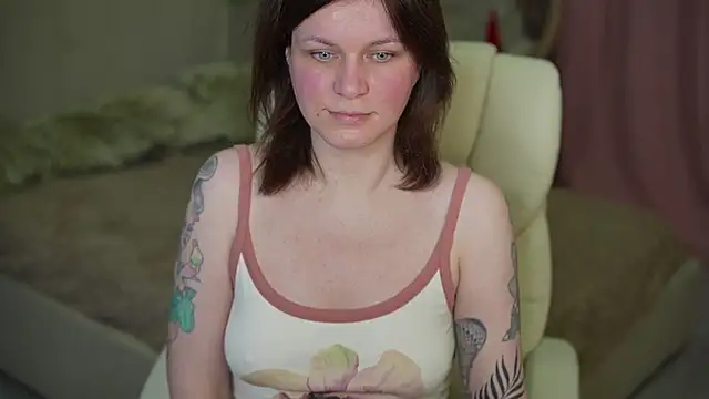 Snapshot of TinaMelt chatting on December 2025 08:04:02 PM TinaMelt online show from December 2025 08:04:02 PM