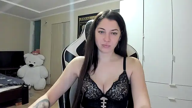 EmiLovsi online show from November 2025 11:21:02 PM