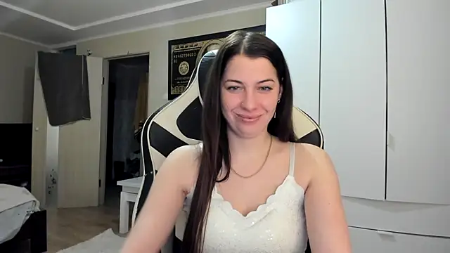 EmiLovsi online show from February 2026 05:41:01 PM