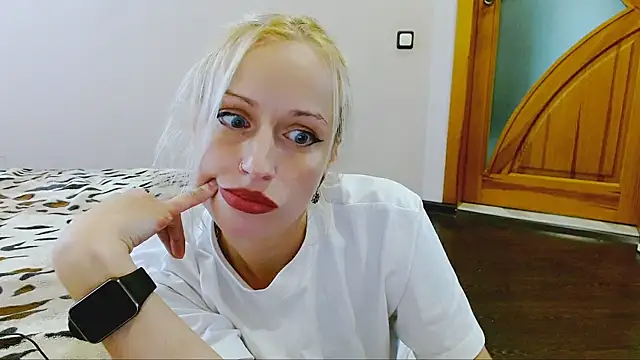 Snapshot of SatinQueen90 chatting on September 2025 11:21:02 AM SatinQueen90 online show from September 2025 11:21:02 AM