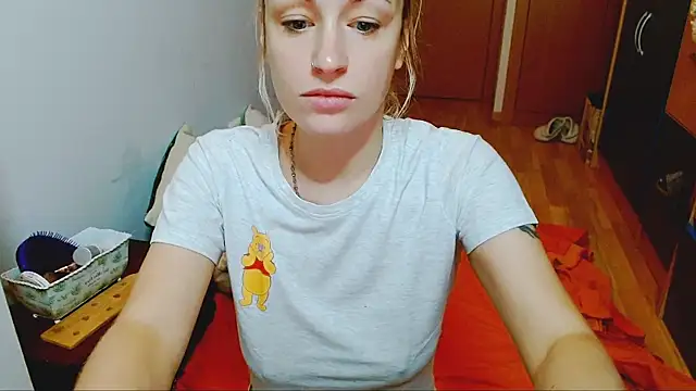 Snapshot of SatinQueen90 chatting on October 2025 06:35:02 AM SatinQueen90 online show from October 2025 06:35:02 AM