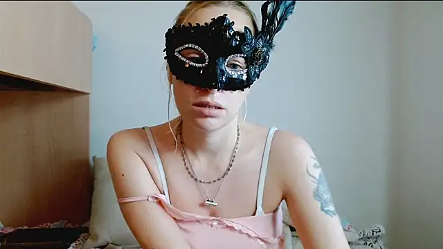 Snapshot of SatinQueen90 chatting on November 2025 08:04:02 AM SatinQueen90 online show from November 2025 08:04:02 AM