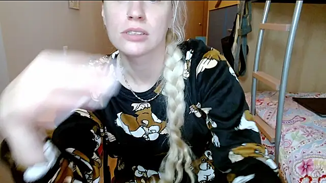 Snapshot of SatinQueen90 chatting on November 2025 08:35:02 AM SatinQueen90 online show from November 2025 08:35:02 AM