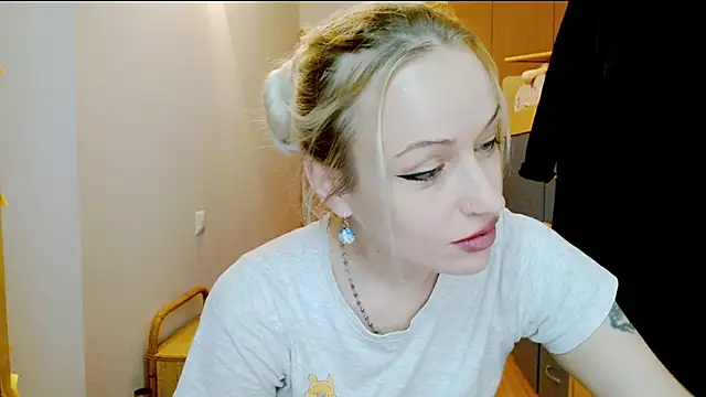 Snapshot of SatinQueen90 chatting on December 2025 09:36:02 AM SatinQueen90 online show from December 2025 09:36:02 AM