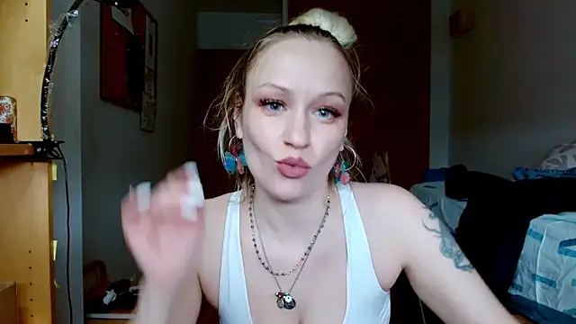 Snapshot of SatinQueen90 chatting on March 2026 12:09:01 PM SatinQueen90 online show from March 2026 12:09:01 PM