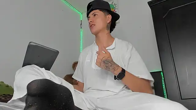 Mateo Escobar online show from November 2025 10:52:02 PM