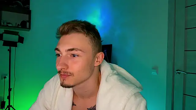 Artur  Skott online show from October 2025 07:59:01 PM