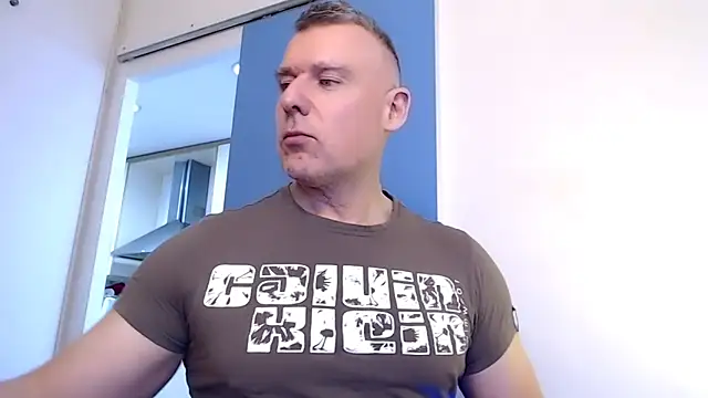 Snapshot of tomfoxcam chatting on October 2025 03:35:02 PM tomfoxcam online show from October 2025 03:35:02 PM