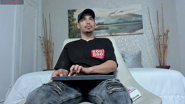 Snapshot of loghan_fox chatting on September 2025 03:32:01 AM loghan fox online show from September 2025 03:32:01 AM