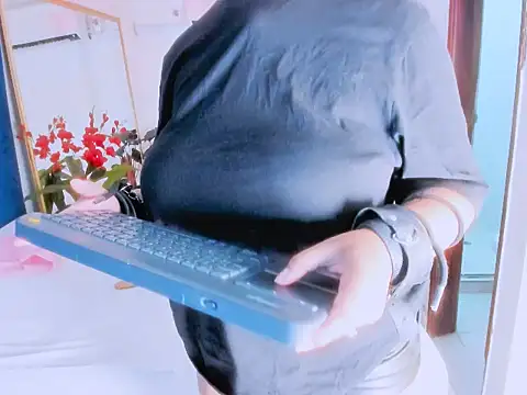 nahomy ryans online show from November 2025 02:06:01 AM