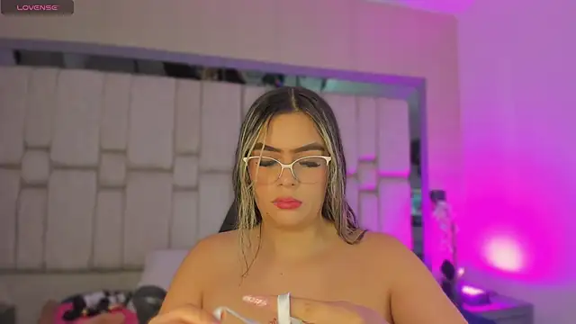 Samarafernandez online show from September 2025 03:11:01 AM