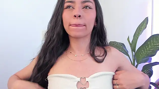 Snapshot of canelleGarces chatting on April 2026 12:29:02 PM canelleGarces online show from April 2026 12:29:02 PM