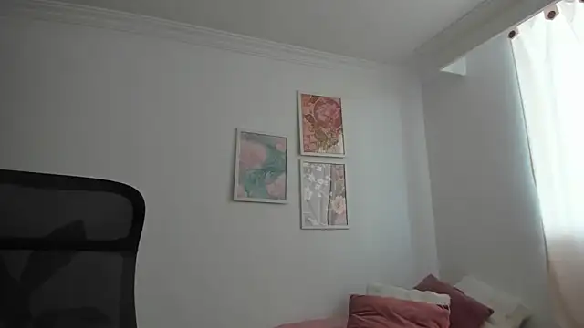 Snapshot of canelleGarces chatting on June 2026 01:24:01 PM canelleGarces online show from June 2026 01:24:01 PM
