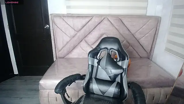 Luna Star v online show from October 2025 03:31:02 AM