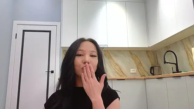 lunajii online show from April 2026 01:52:02 AM