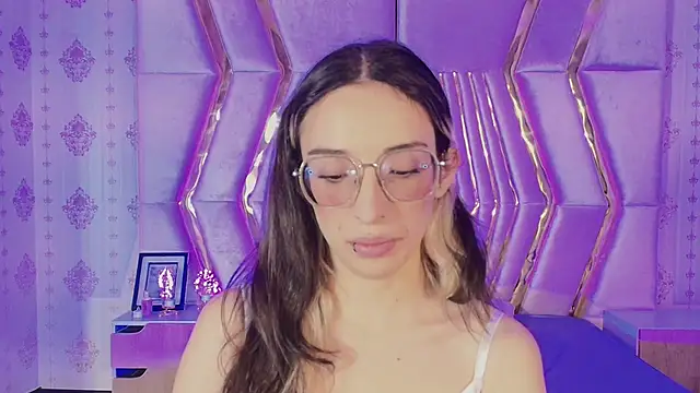 Snapshot of Emilia_Bons chatting on October 2025 01:35:02 PM Emilia Bons online show from October 2025 01:35:02 PM