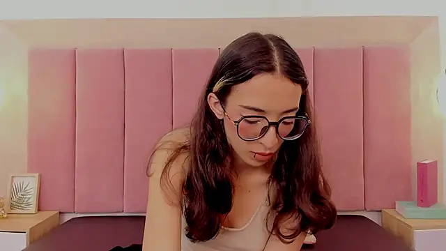 Snapshot of Emilia_Bons chatting on November 2025 01:33:02 PM Emilia Bons online show from November 2025 01:33:02 PM