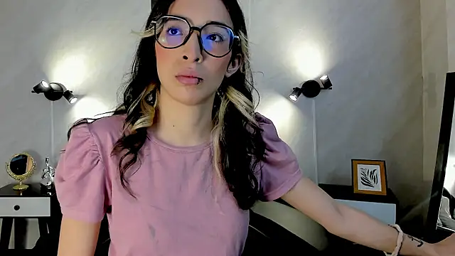 Snapshot of Emilia_Bons chatting on December 2025 01:39:01 PM Emilia Bons online show from December 2025 01:39:01 PM