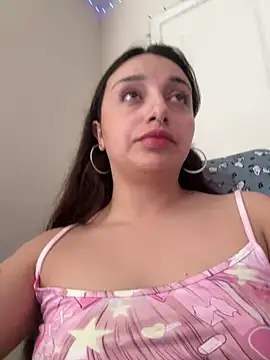 Snapshot of CharmingMaddie chatting on April 2026 05:17:01 PM CharmingMaddie online show from April 2026 05:17:01 PM