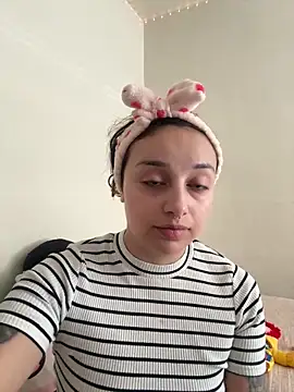 Snapshot of CharmingMaddie chatting on May 2026 05:43:02 PM CharmingMaddie online show from May 2026 05:43:02 PM