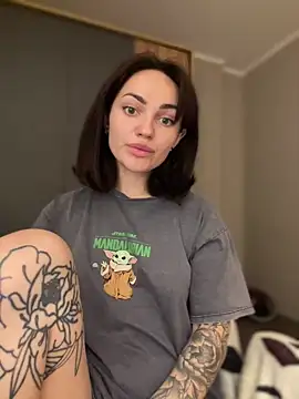 Snapshot of SaraLow chatting on March 2026 01:03:02 PM SaraLow online show from March 2026 01:03:02 PM