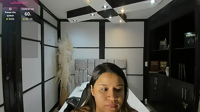 ElaBourn  online show from December 2025 01:39:02 PM