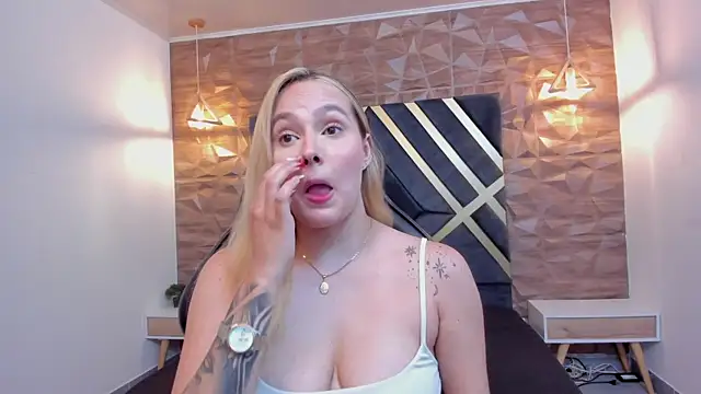 Snapshot of Emmaa_white_ chatting on December 2025 06:03:01 PM Emmaa white online show from December 2025 06:03:01 PM