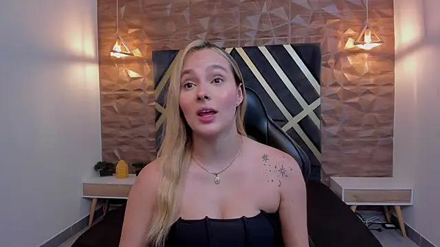 Snapshot of Emmaa_white_ chatting on December 2025 05:19:02 PM Emmaa white online show from December 2025 05:19:02 PM