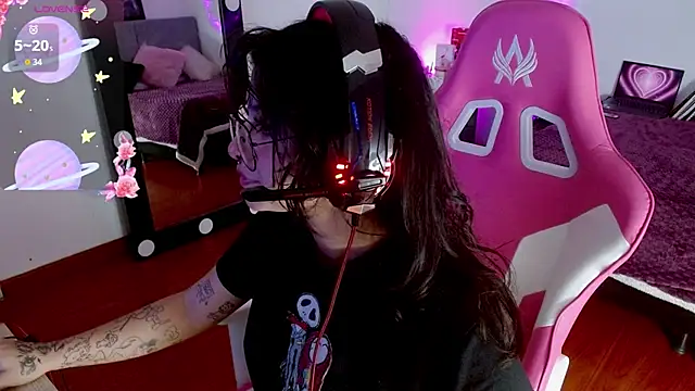 larah uwu online show from September 2025 08:20:02 PM