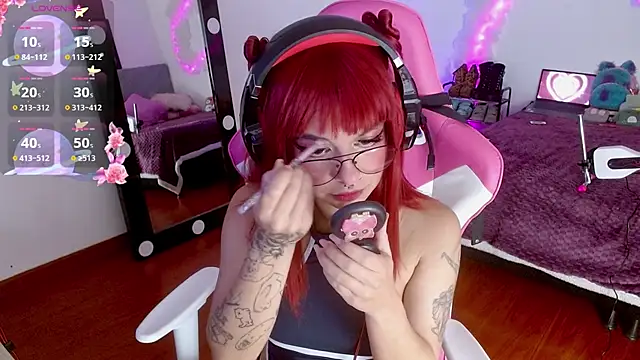 larah uwu online show from October 2025 07:33:01 PM