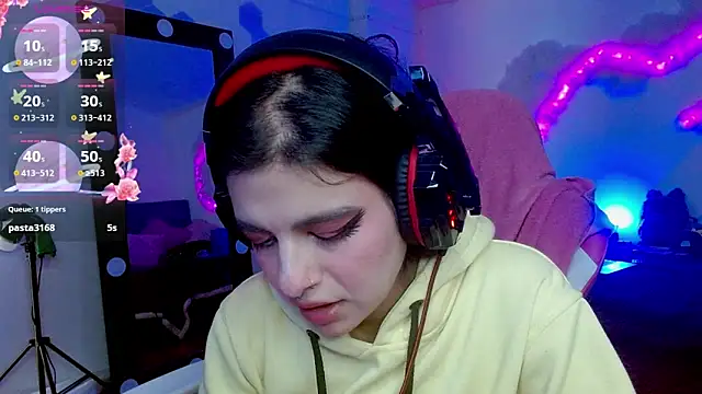 larah uwu online show from October 2025 06:41:02 PM