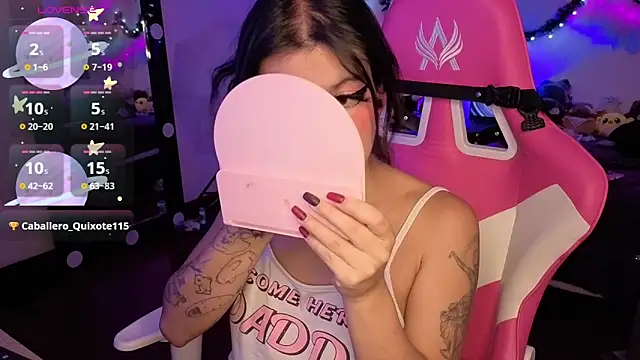 larah uwu online show from December 2025 07:53:01 PM