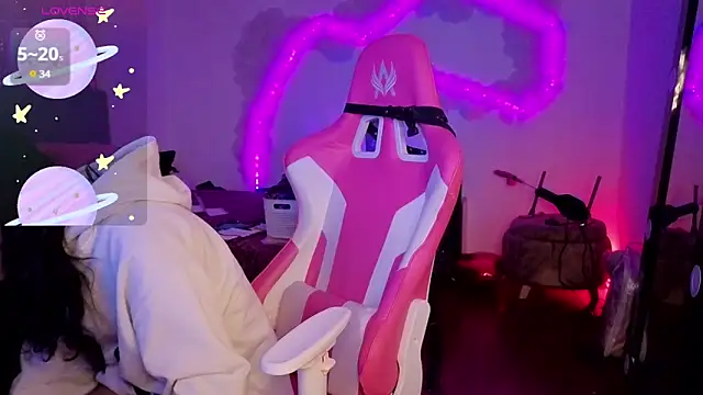 larah uwu online show from February 2026 07:54:01 PM