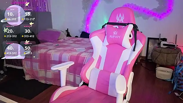 larah uwu online show from April 2026 06:33:02 PM